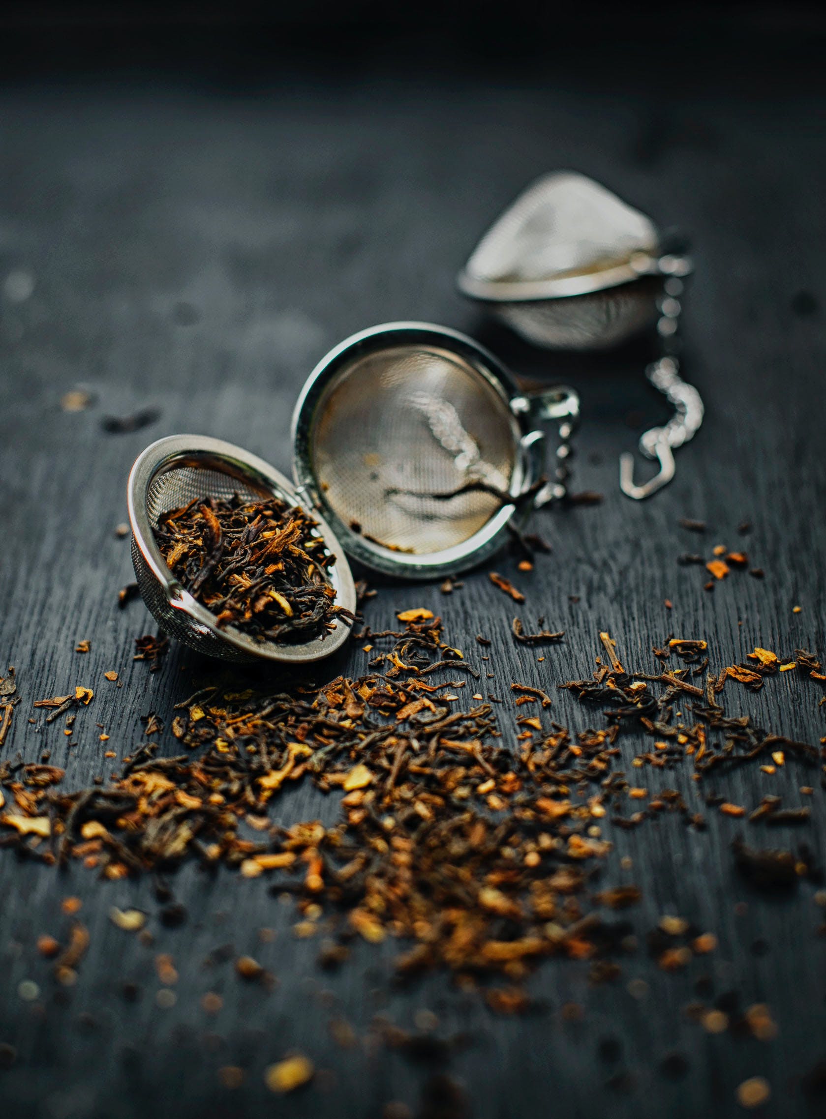Teesieb mit Kette und Teegwürzen