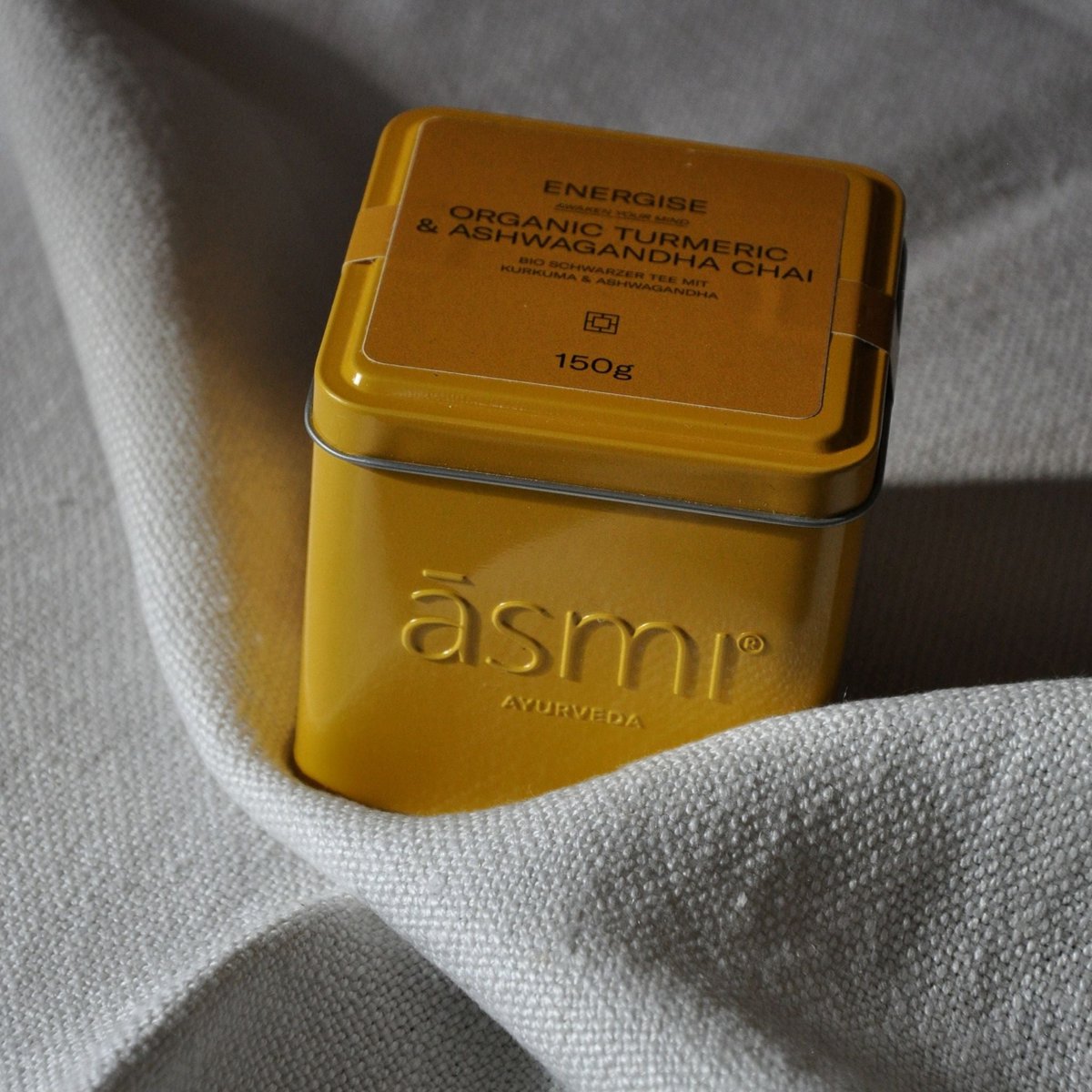āsmi Ayurveda Dose mit Ashwagandha Kurkuma Tee für Energie in goldgelber Verpackung