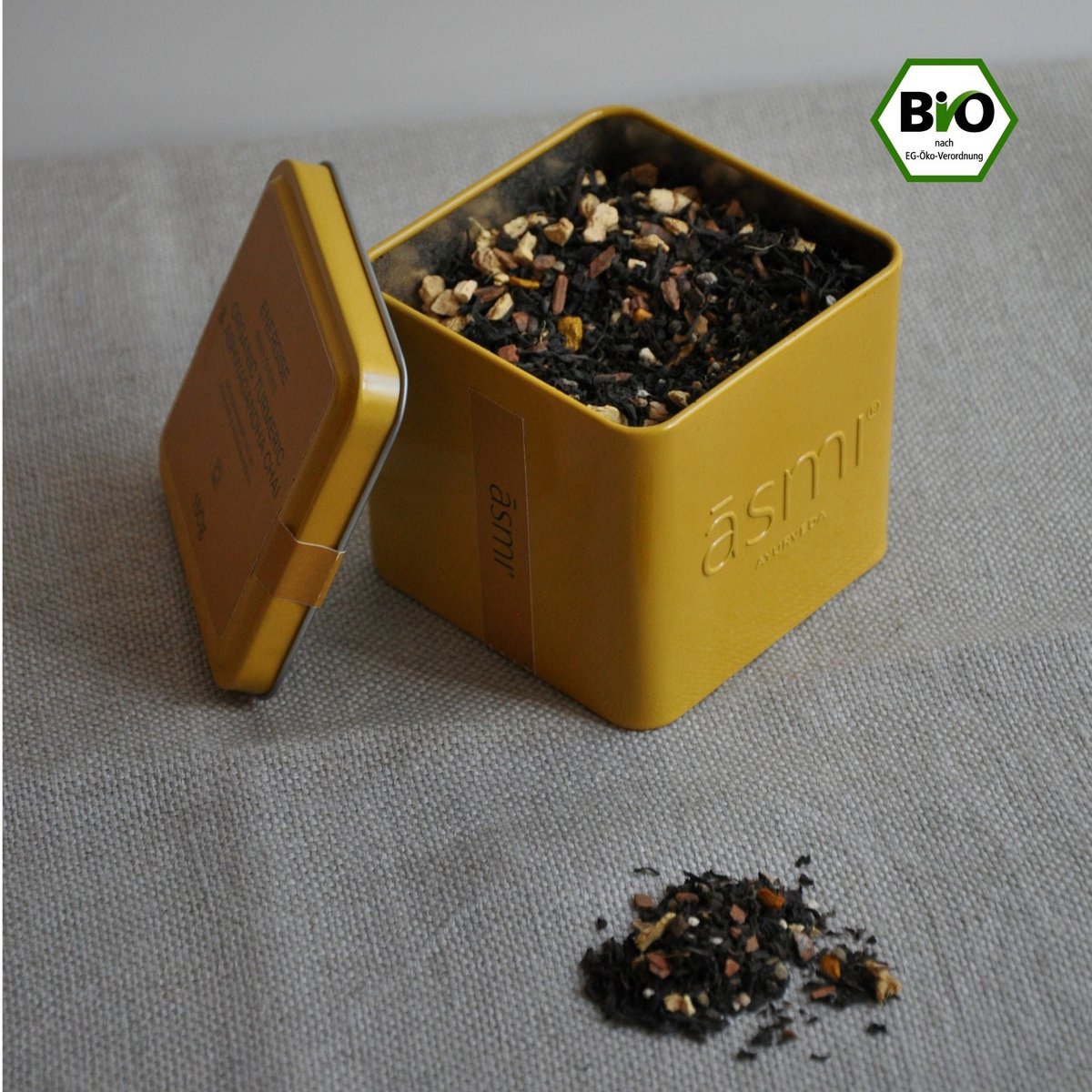 āsmi Ayurveda Ashwagandha Kurkuma Tee für Energie in gelber Dose mit losen Teeblättern