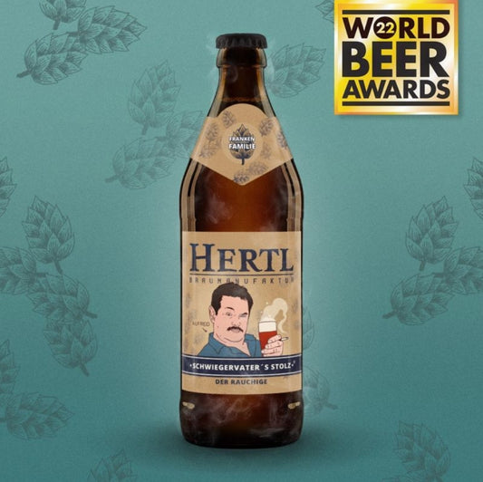 Braumanufaktur Hertl Schwiegervater's Stolz Rauchbier Flasche mit Award-Logo auf grünem Hintergrund