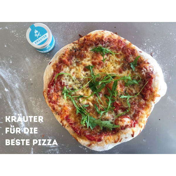 Frisch gebackene Pizza mit Rucola und Kräutern neben Gewürzbehälter Reise Gewürzset kaufen von Strandküche